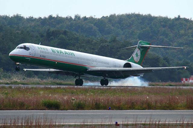 McDonnell Douglas MD-90 (B-17926)