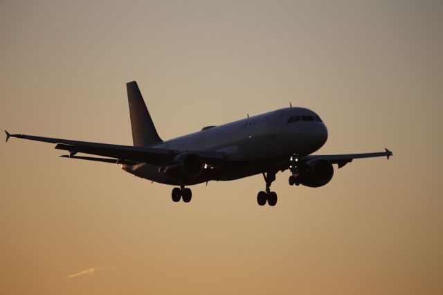 Airbus A320 (N327NW)