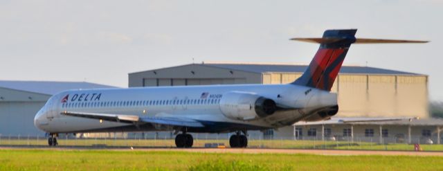 McDonnell Douglas MD-90 (N924DN)