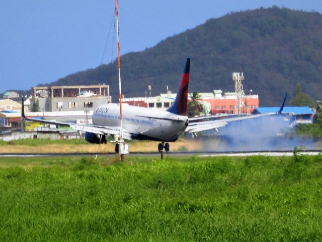 Boeing 737-900 (N880DN)