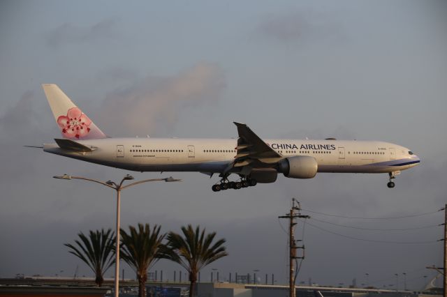 BOEING 777-300ER (B-18006)