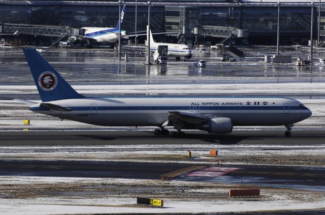 BOEING 767-300 (JA602A) - Landing at Haneda Intl Airport Rwy34L on 2013/01/15 "Old Retro c/s"