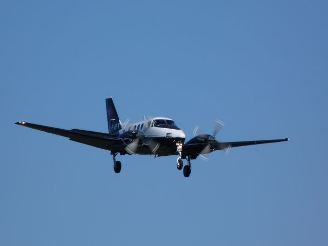 Beechcraft King Air 90 (C-FMFY) - landing on #07