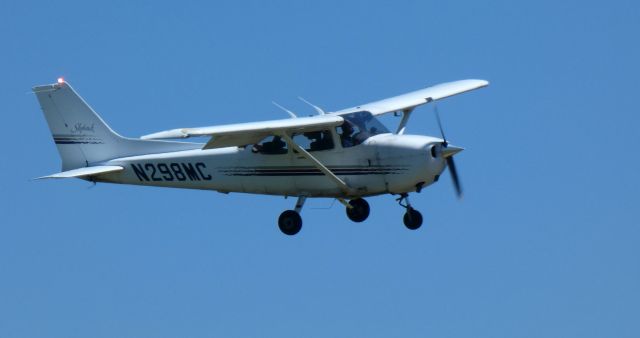 Cessna Skyhawk (N298MC) - On short final is this 1997 Cessna Skyhawk 172R from the Spring of 2022.