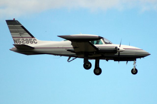 Cessna 310 (N5295C) - On final approach for rwy 7 on 2-Nov-16.