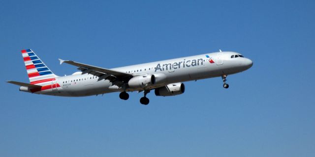 Airbus A321 (N582UW) - On final is this 2014 American Airlines Airbus A321-231 in the Spring of 2021.