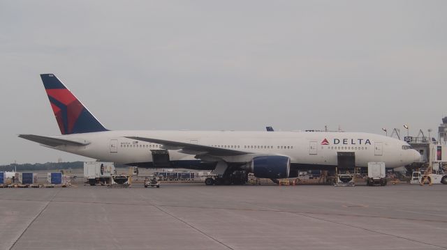 Boeing 777-200 (N861DA)