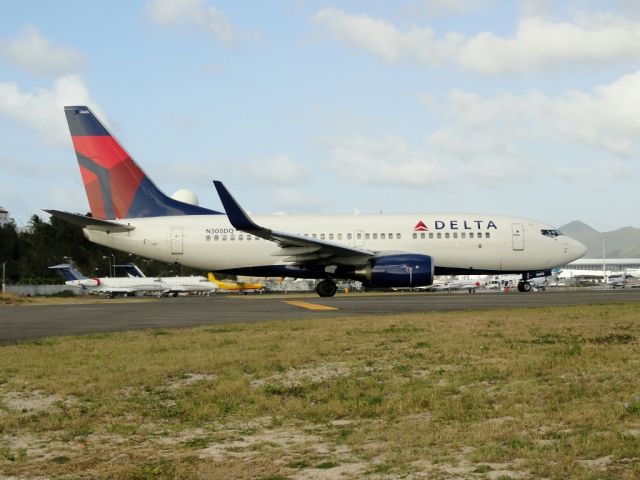 Boeing 737-700 (N305DQ)