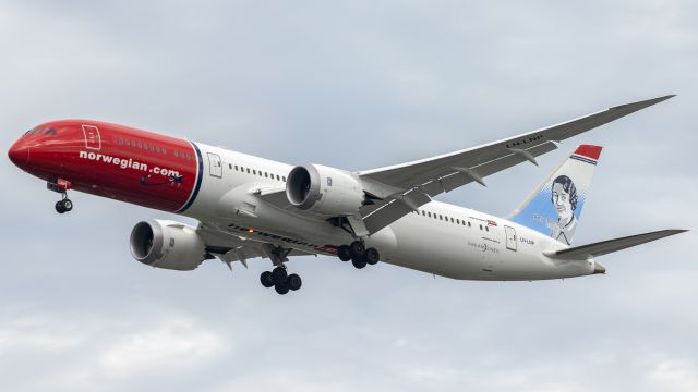 Boeing 787-9 Dreamliner (LN-LNP) - The Dreamliner, with its beautiful wingflex, arriving on 31R.