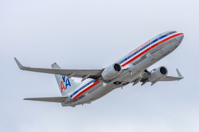 Boeing 737-800 (N921NN) - An American Airlines 737-800 in pre-merger retro livery taking off from PHX on 3/11/23. Taken with a Canon R7 and Canon 100-400 EF L II lens.