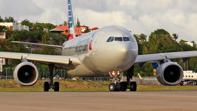 Airbus A330-200 (N290AY) - Imminent take-off. Seen from Maho Beach.