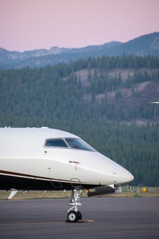 Bombardier Challenger 300 (N536FX) - See full image