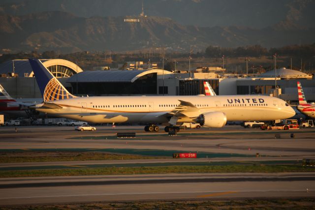 BOEING 787-10 Dreamliner (N12004)