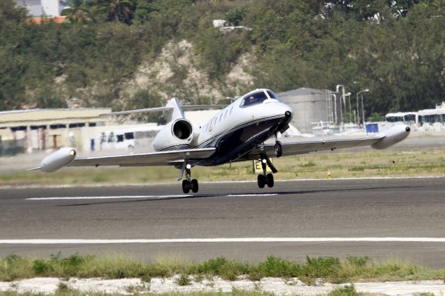 Learjet 35 (N135FA)