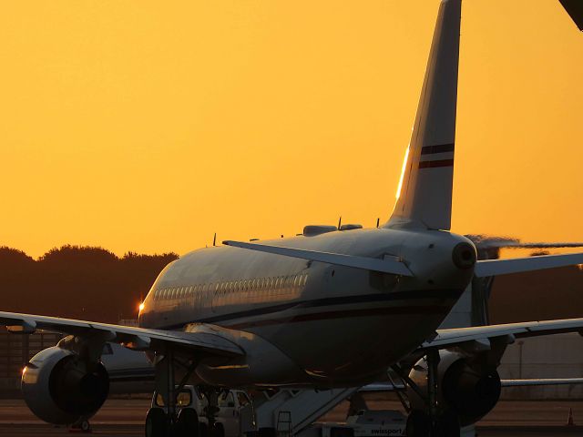 Airbus A319 (P4-VNL) - I take a picture on Nov 12, 2016.