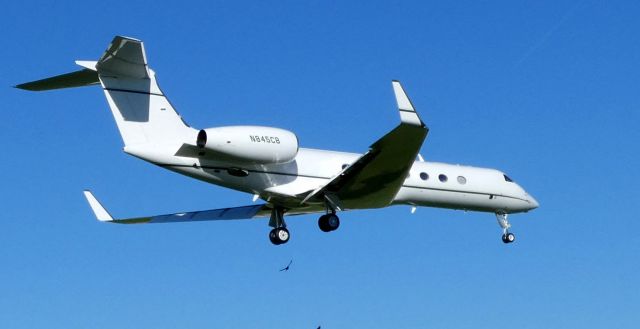 Gulfstream Aerospace Gulfstream V (N845CB) - On final is this 2008 Gulfstream GV-SP in the Spring of 2019.