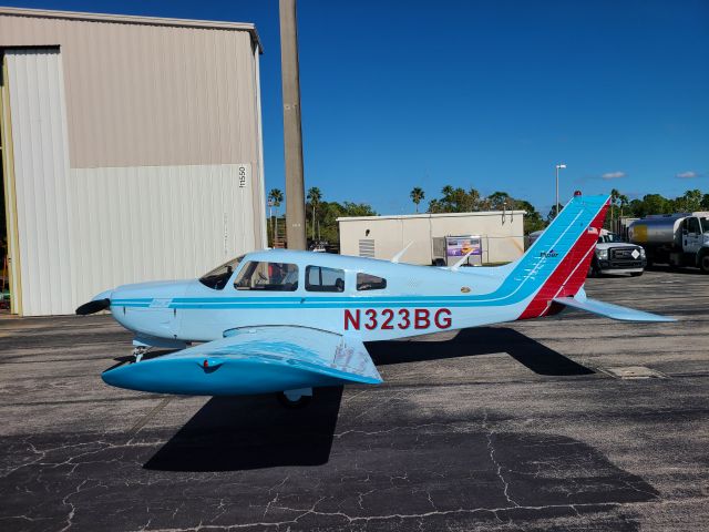 Piper Cherokee (N323BG)