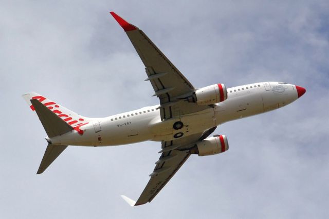 Boeing 737-700 (VH-VBY) - Whoops! Somebody must have attached the wrong-coloured nose cone. Friday 5th October 2012.