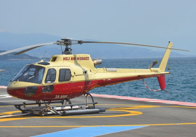 Eurocopter AS-350 AStar (3A-MWI)