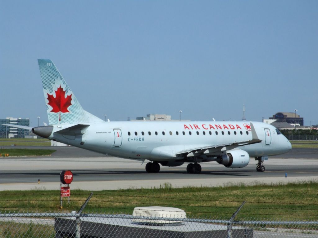 Embraer 170/175 (C-FEKH) - Going to Boston