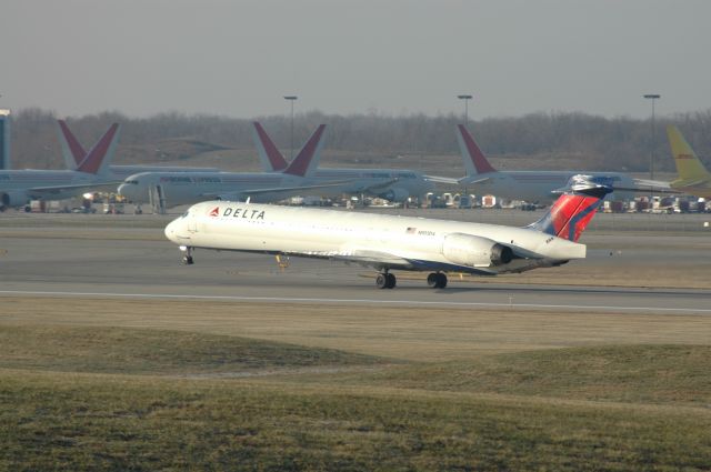 McDonnell Douglas MD-90 (N903DA) - MD-90 taking off from 18L early morning with alot of glare from the sun