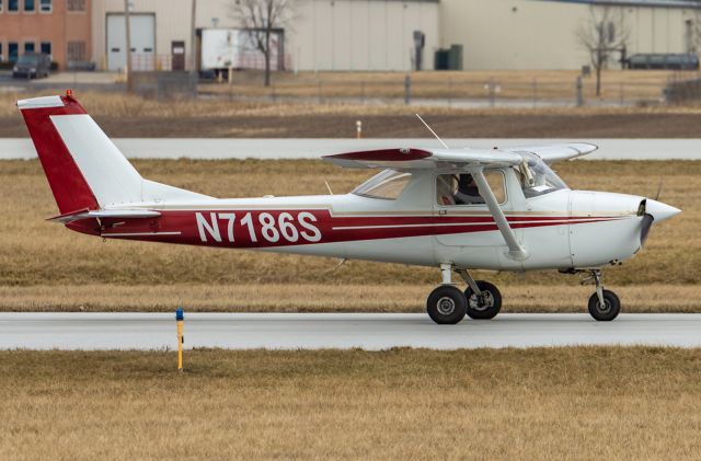 Cessna Commuter (N7186S) - A Cessna 150H taxi's past headed for departure.