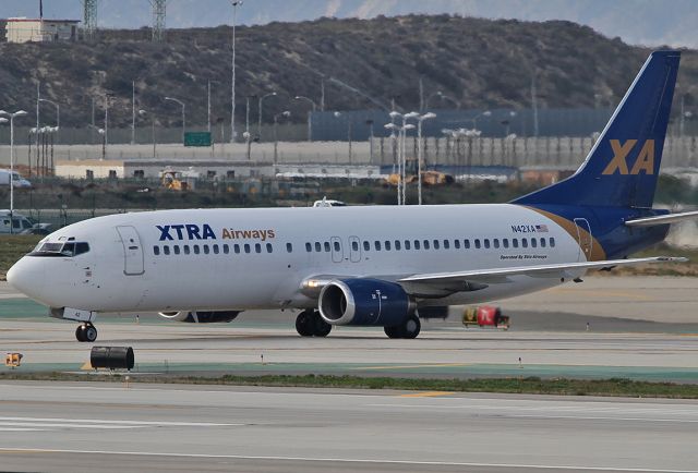 BOEING 737-400 (N42XA) - Taxiing after landing at the LAX.