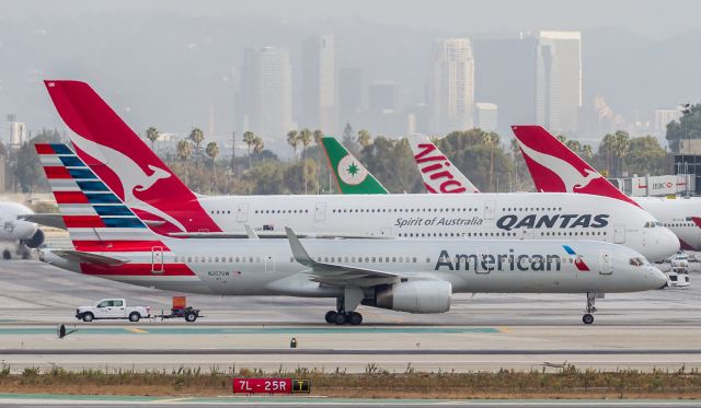 Boeing 757-200 (N207UW)