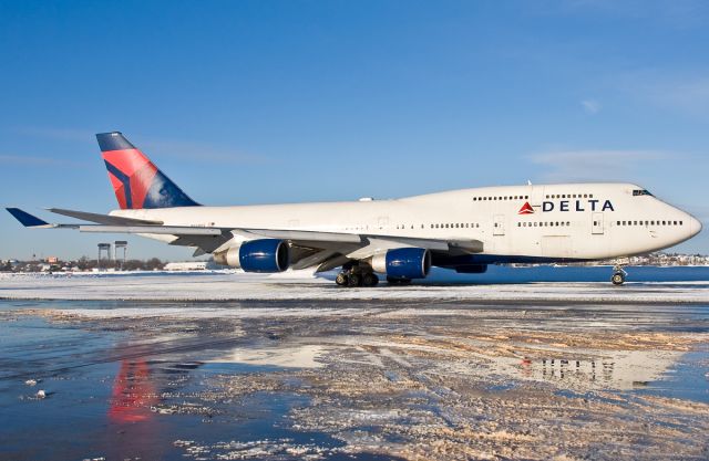 Boeing 747-400 (N668US) - Taxi with Delta