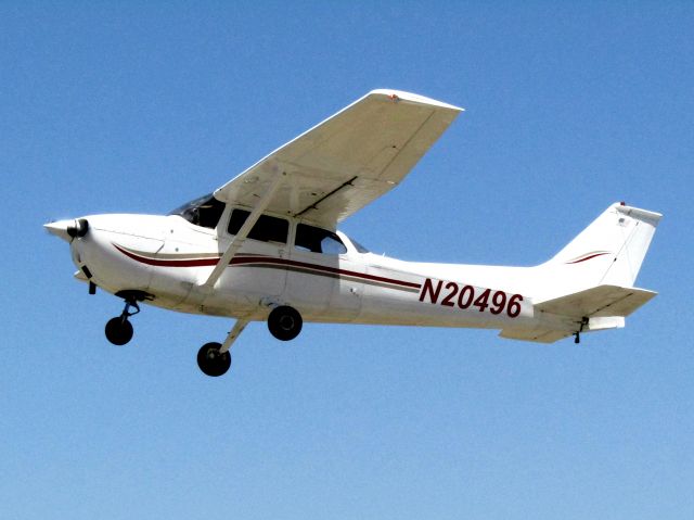 Cessna Skyhawk (N20496) - Taking off RWY 24