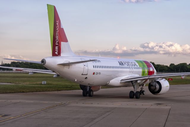 Airbus A320neo (CS-TVI) - 1st June., 2022: Flight TP1369 lining up on runway 27L at Heathrow for departure to Lisbon. 