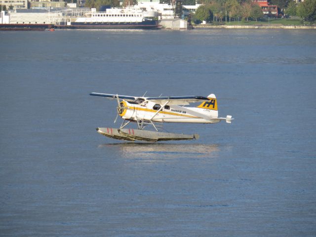 De Havilland Canada DHC-2 Mk1 Beaver (C-FFHQ) - Float plane landing in Vancouver, BC