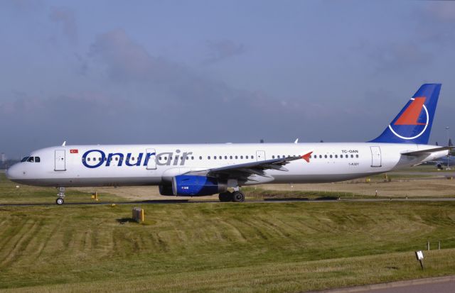 Airbus A321 (TC-OAN) - Onur Air A321 is taxiing to gate.