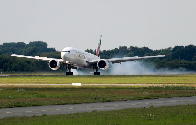 BOEING 777-300ER (A6-ENX) - touch down at HAM