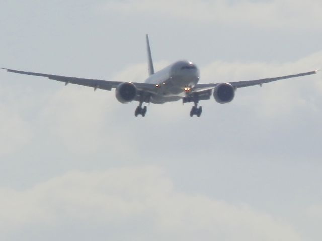 BOEING 777-200LR (N776LA)