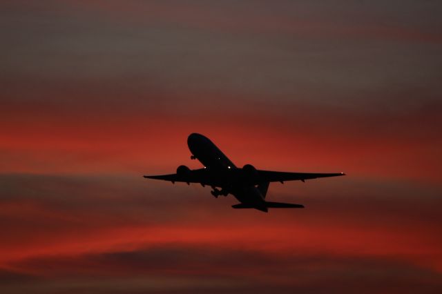 Boeing 777-200 (N794AN)