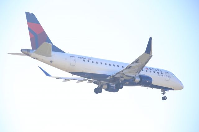 EMBRAER 175 (long wing) (N285SY)