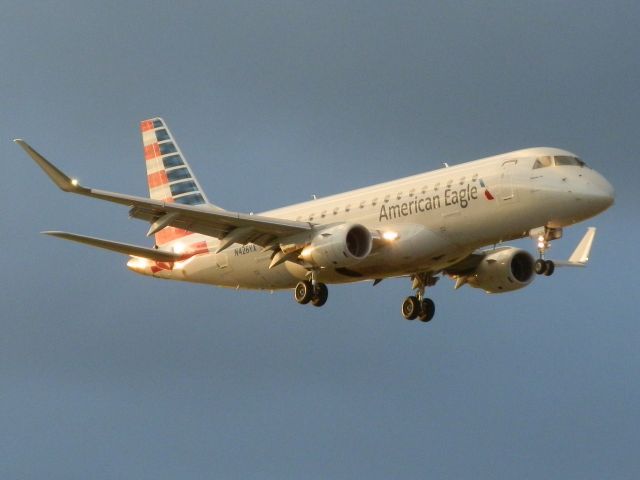 Embraer 175 (N426YX)