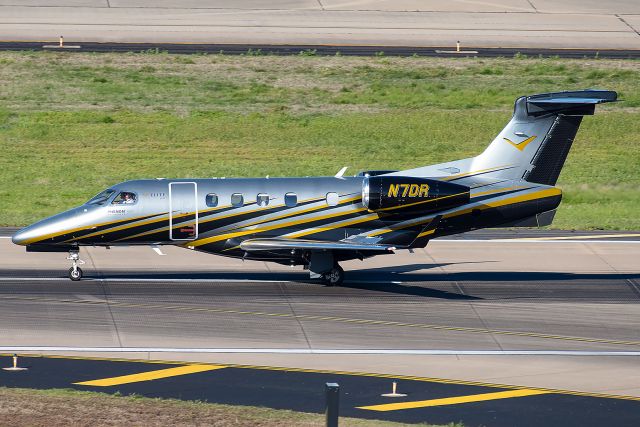 Embraer Phenom 300 (N7DR)