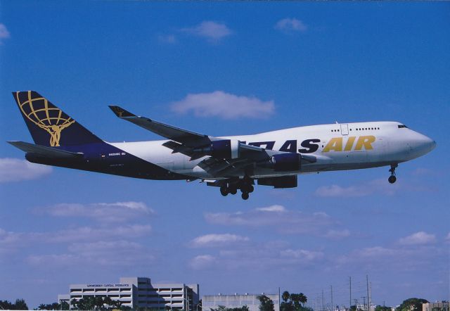 Boeing 747-400 (N429MC)