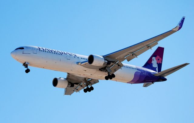 BOEING 767-300 (N581HA) - Hawaiian Air Boeing 767-33A/ER N581HA (cn 28141/853) Manu o Ku  Las Vegas - McCarran International (LAS / KLAS) USA - Nevada Photo: TDelCoro 8-9-2010