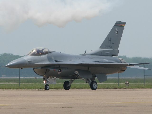 Lockheed F-16 Fighting Falcon (88-0521) - An F-16 starts to taxi before he begins his demo at Barksdale Air Force Base.