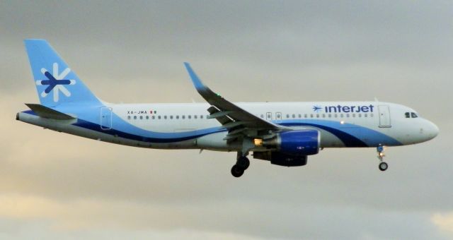 Airbus A320 (XA-JMA)