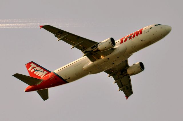 Airbus A320 (PR-MHF)