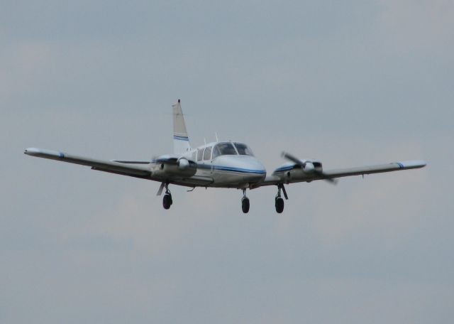 Piper Seneca (N5051T) - Landing on 14 at Downtown Shreveport.