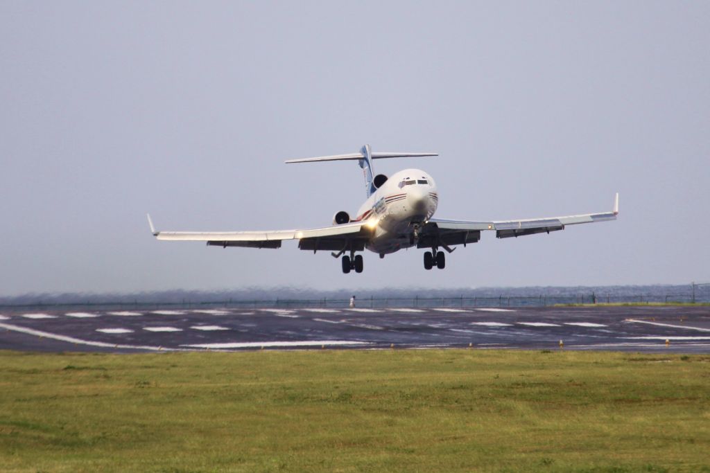 BOEING 727-200 (N495AJ) - Amerijet 727 over the tresh hold at St Maarten