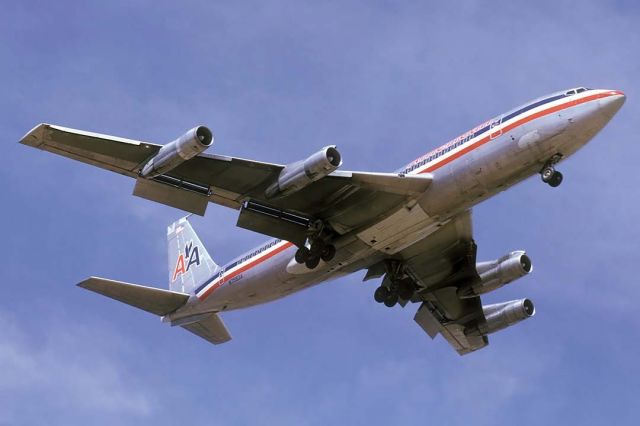 Boeing 707-100 (N7583A) - American Airlines 707-123B N7583A landing at Sky Harbor in April 1974.