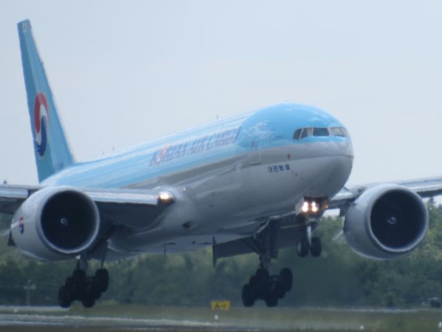 Boeing 777-200 (HL8285)