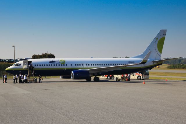 Boeing 737-800 (N733MA)