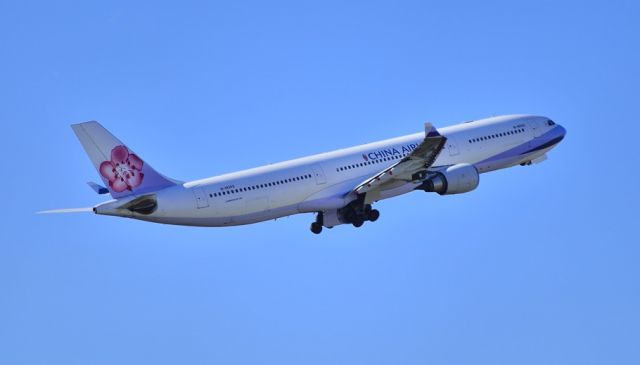 Airbus A330-300 (B-18352) - Retracting Gears